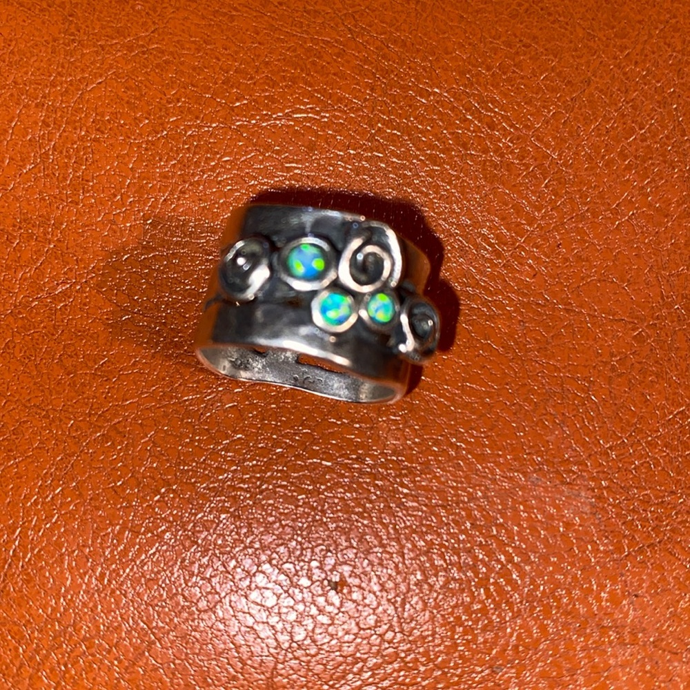 4 1/2 sterling silver 3 opal stones
925 sterling ring